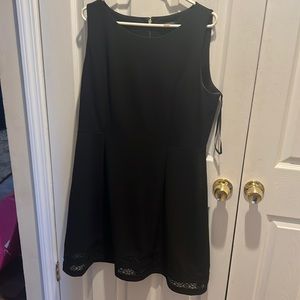 Beautiful Tommy Hilfiger l black dress with embroidery, perfect for a wedding!